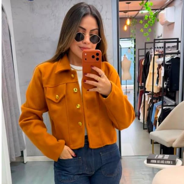 Jaqueta Feminina Cropped Alfaiataria Casual Botões Dourados Bolsos Frontal Moda Elegante