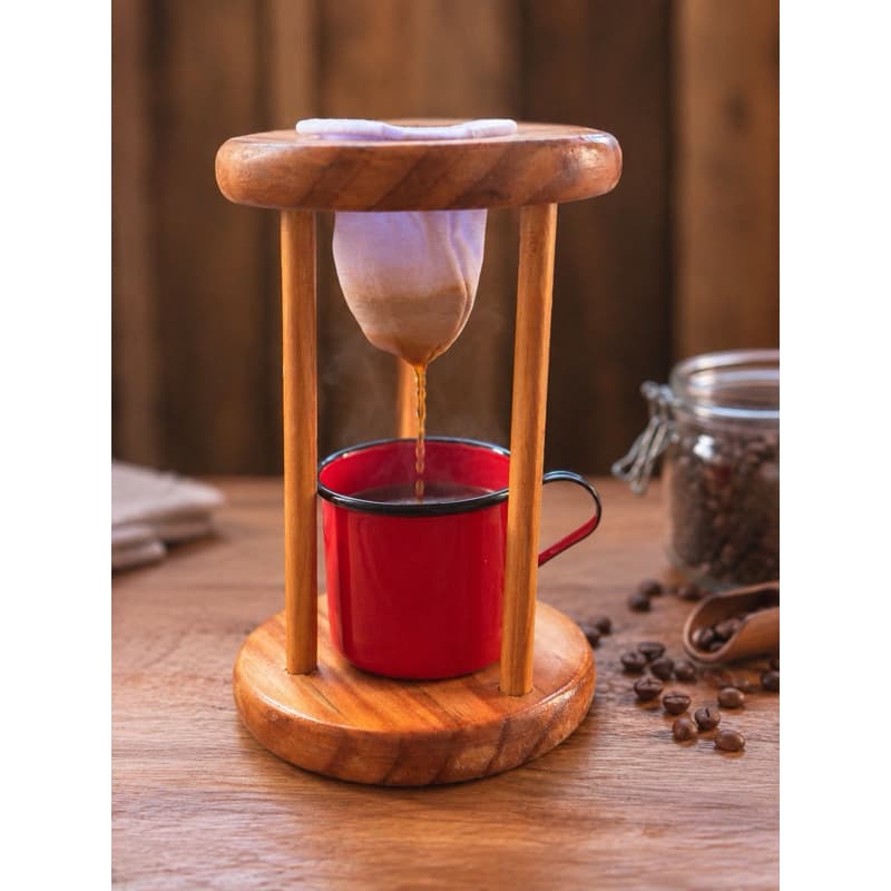 Mancebo com coador para café com caneca de aluminio