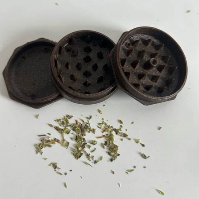Moedor triturador manual de temperos, orégano, alho em feito em fibra de coco