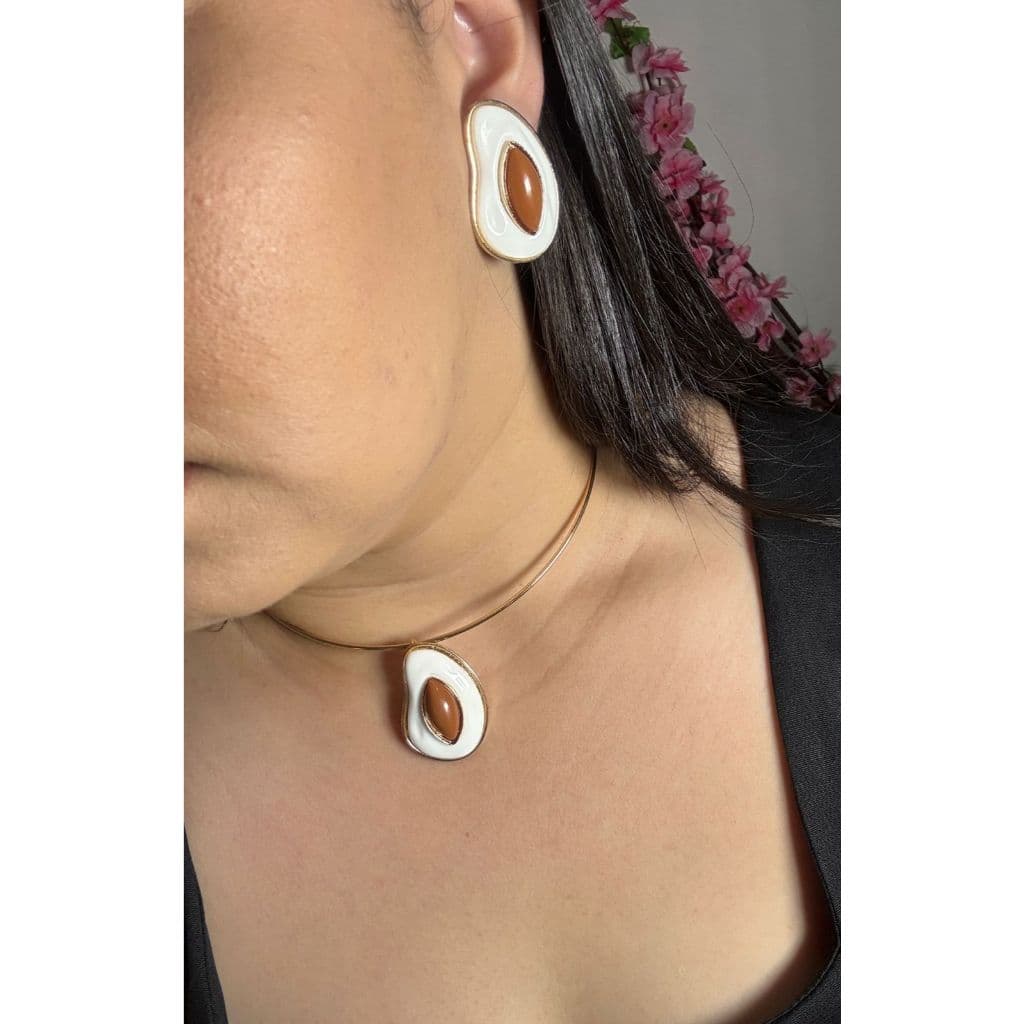 Conjunto Colar Choker + brinco orgânico com pedra em resina e detalhes dourados feminino colar aro e brinco resinado
