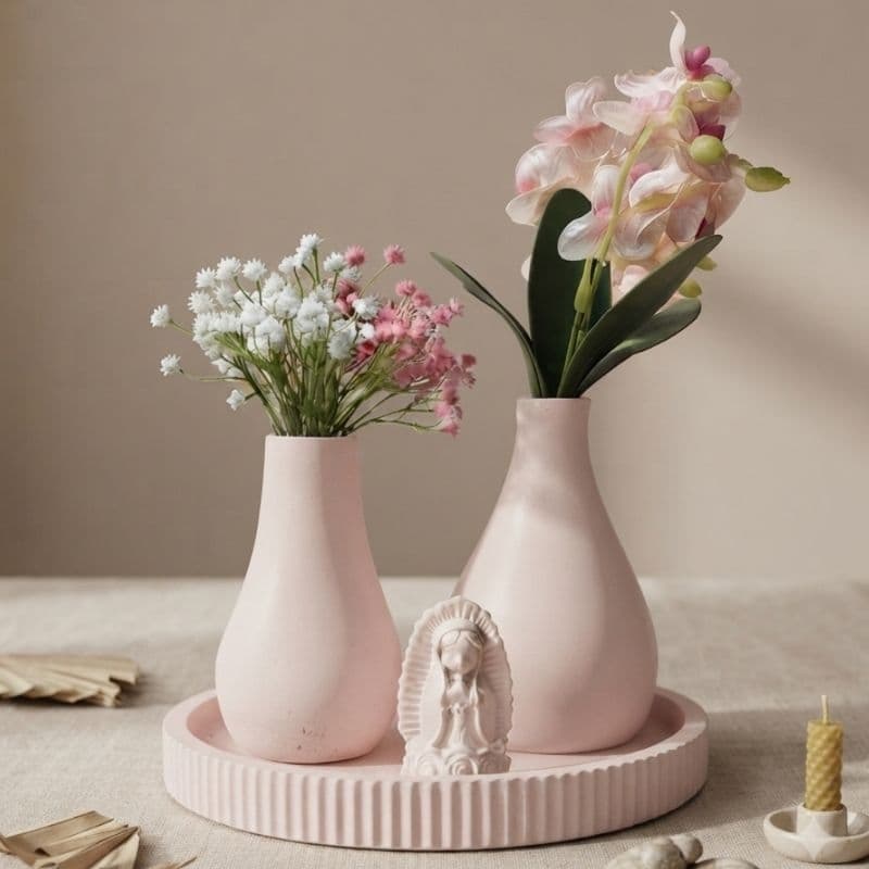 Kit Decorativo Essenza Nude – Bandeja com 2 Vasos e Santinha em Gesso