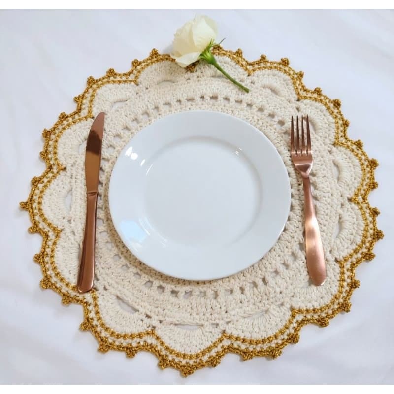 Kit Sousplat de Crochê, 6 lugares, Cru com Dourado, Jogo Americano redondo, | Mesa Posta de Natal 40cm
