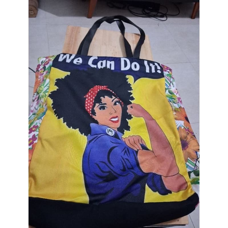 BOLSA EM SARJA E CETIM WE CAN DO IT! COM FORRO, ZÍPER, BOLSO INTERNO E ALÇA DE COURO -TOTE BAG FEMINISTA FEMINISMO