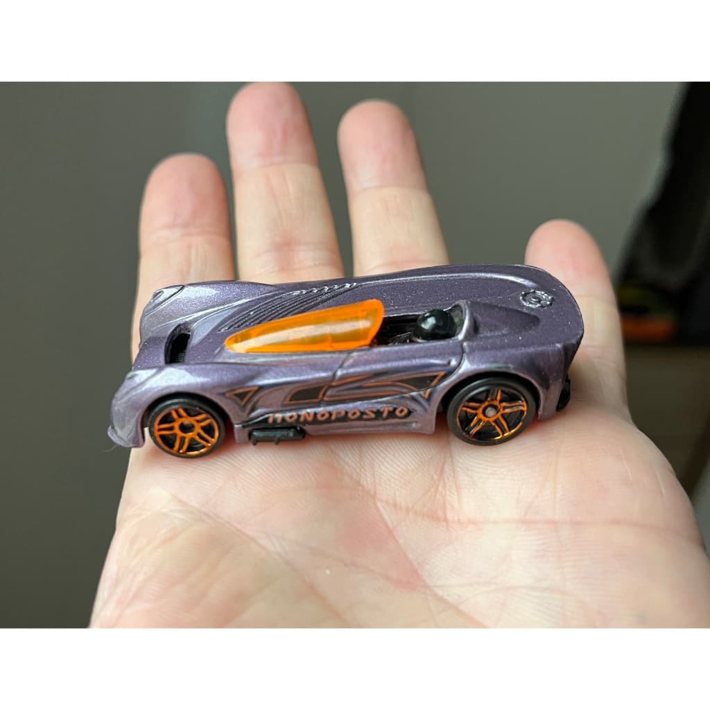 carro de corrida Monoposto com piloto capacete preto carrinho Hot wheels purple