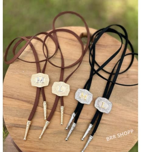 Colar Country Feminino Choker com Pingente Inicial Gravatinha – Estilo Western Boho Ajustável