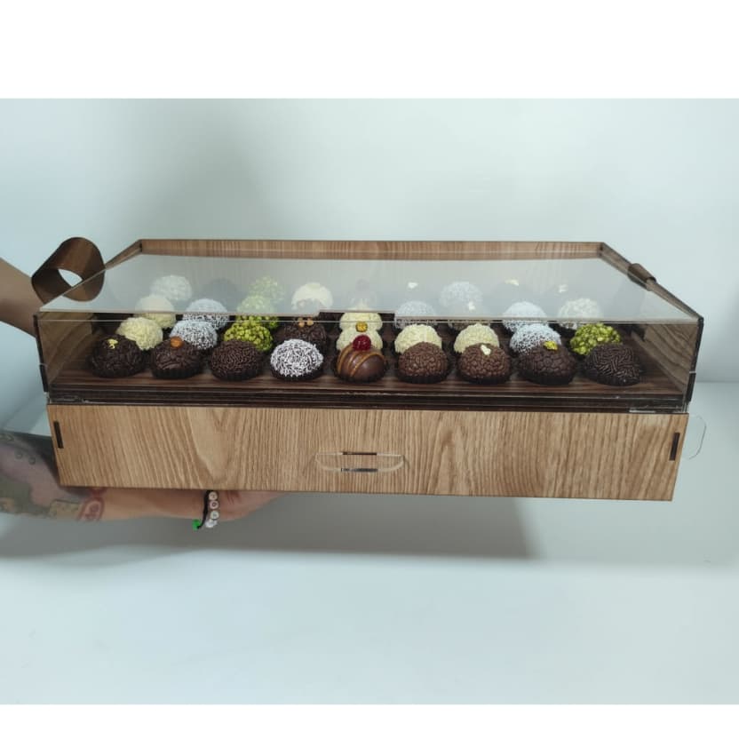 Expositor de doces brigadeiros marrom madeira que comporta 100 unidades N°4 (3,5cm)com alça
