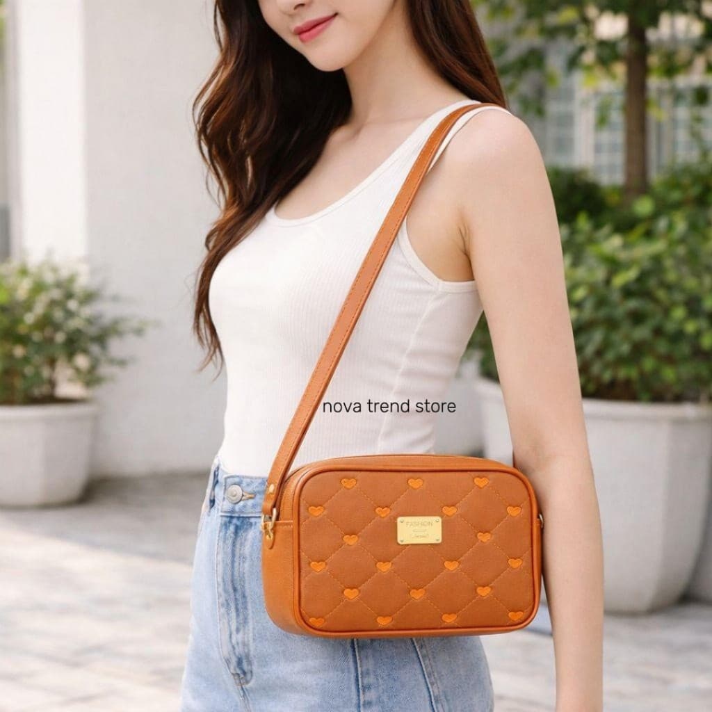 Bolsa Feminina Tiracolo Couro Sintético Acolchoado com Corações – Compacta, Moderna e com Zíper