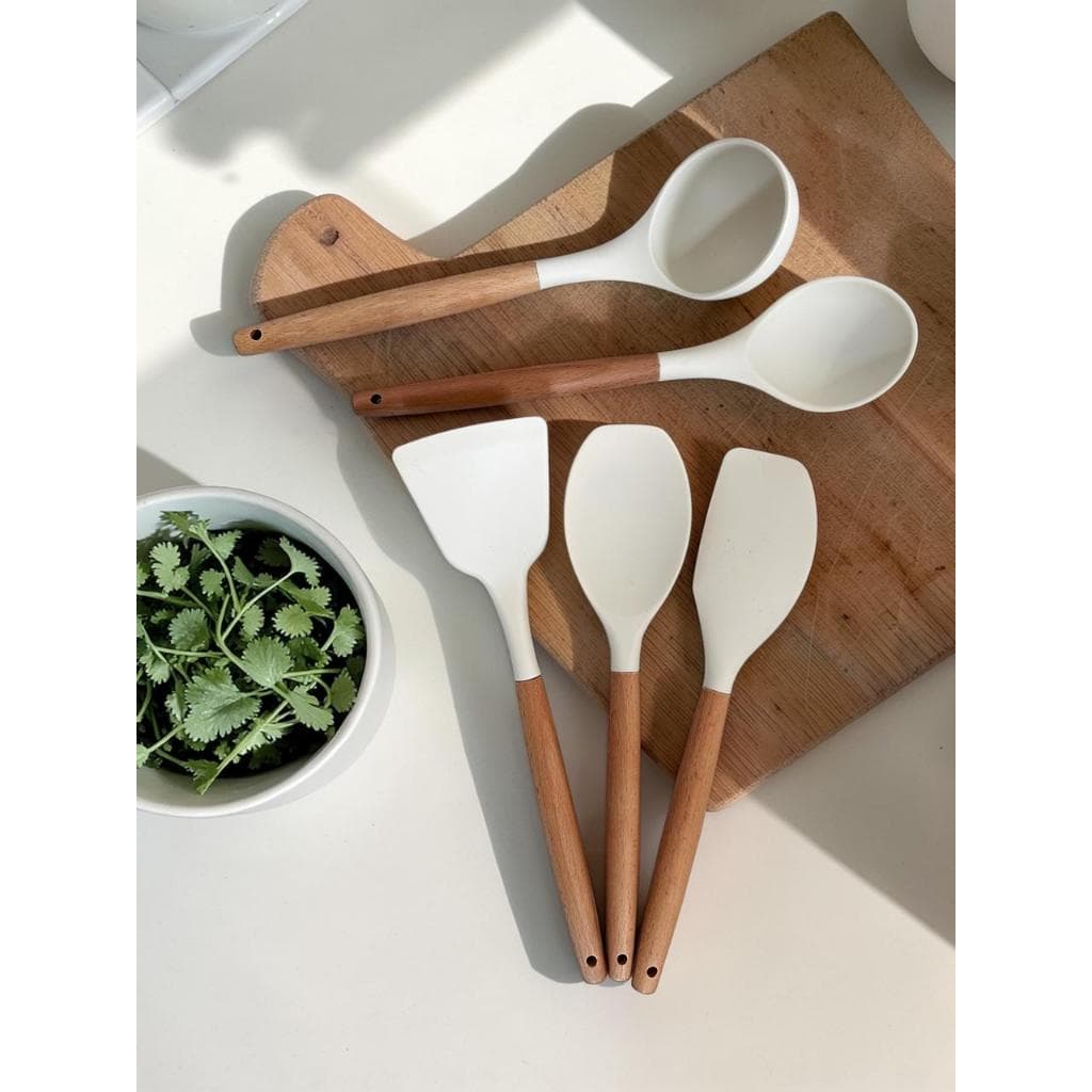 KIT COLHERES SILICONE COM CABO DE MADEIRA OFF WHITE TERRACOTA 5 PEÇAS OIKOS