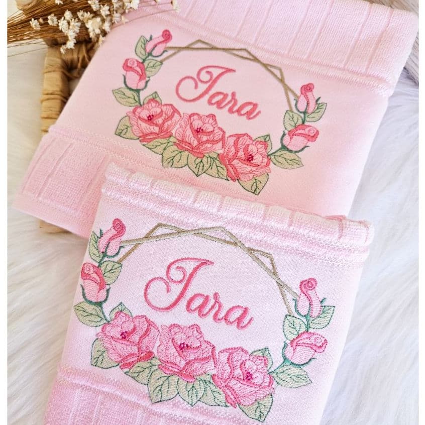 Jogo de Toalhas Personalizadas Com Nome – Rosas em Guirlanda