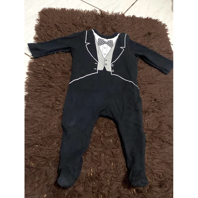 Macacão bebê smoking preto tamanho 09 meses