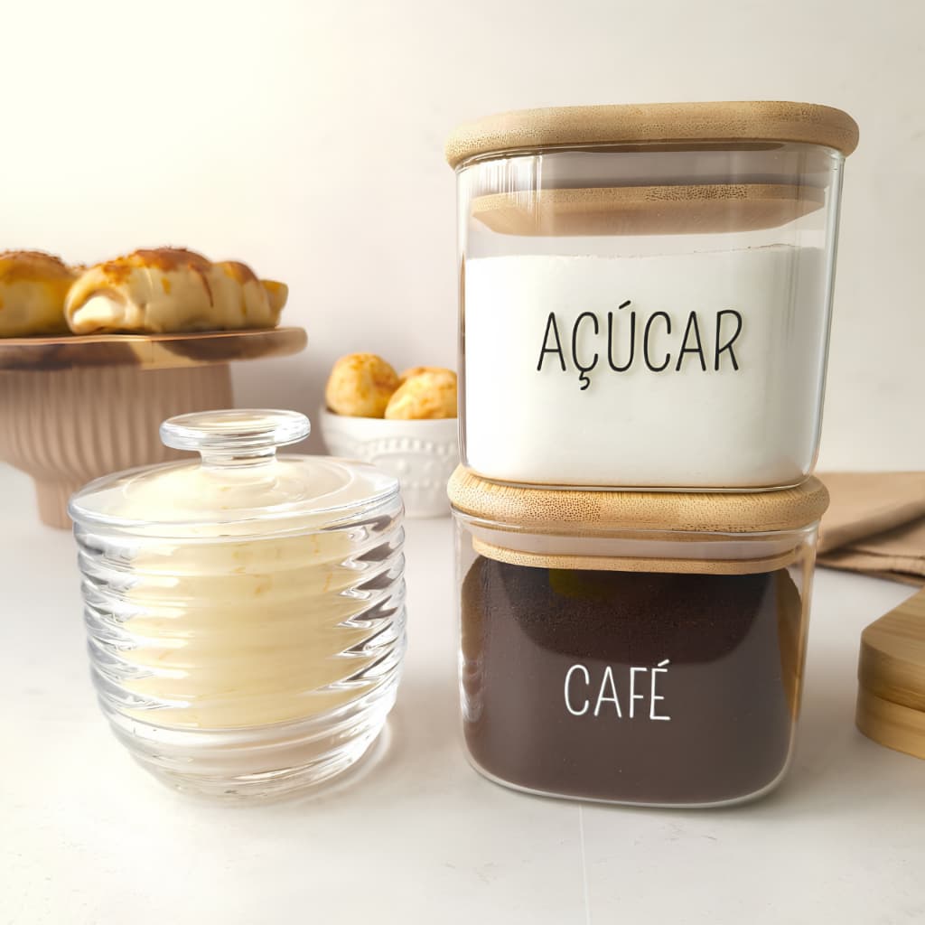Kit Cantinho do Café Personalizado Com 1 Manteigueira e 2 Potes Vidro Hermético 600ml Tampa de Bambu