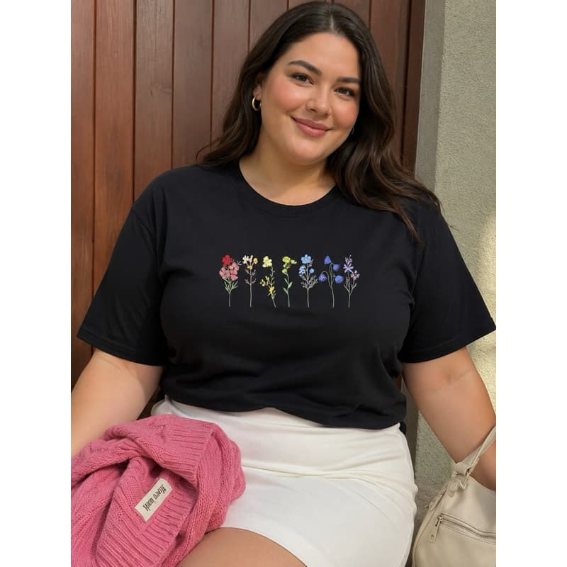 🌸 Camiseta Feminina Plus Size Preta Estampa Flores Delicadas Manga Curta Casual