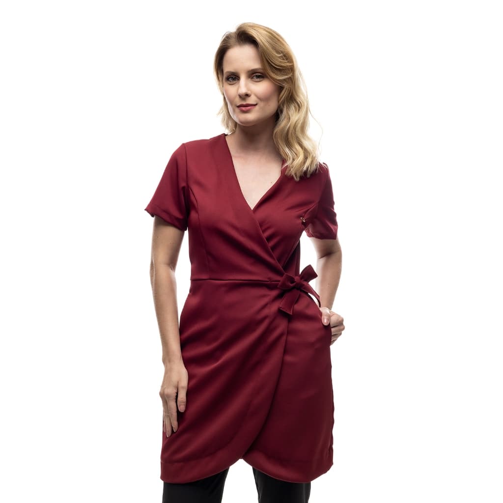 Jaleco Feminino Aimee Manga Curta Vermelho | Modelo Envelope | Consultório, Clínica e Estética