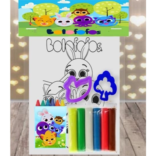 KIT COLORIR COM GIZ DE CERA +MASSINHA DE MODELAR E CORTADORES PERSONALIZADO COM TODOS OS TEMAS LEMBRANCINHAS