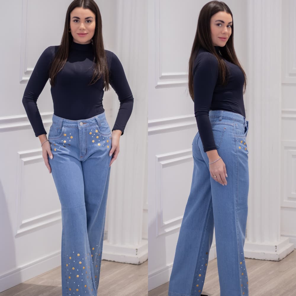 Calça Jeans Wide Leg Com Strass e Metal Dourado na Frente, Cintura Alta - Modelo Constelação Dourada