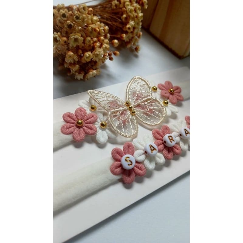 Kit maternidade 2 Faixas PERSONALIZADAS /Tiara de meia infantil com aplique de flores e pérolas Douradas. cha de bebe.