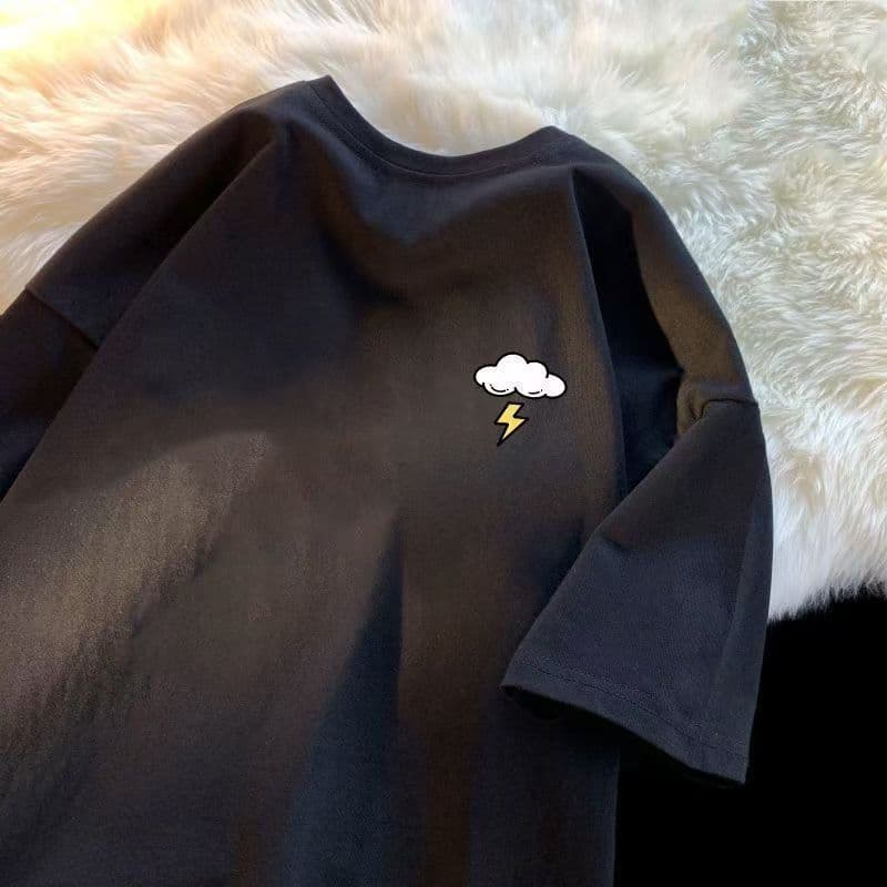 Camiseta Feminina Nuvem Raio Pequeno Estampa Peito Preto Branco Simples