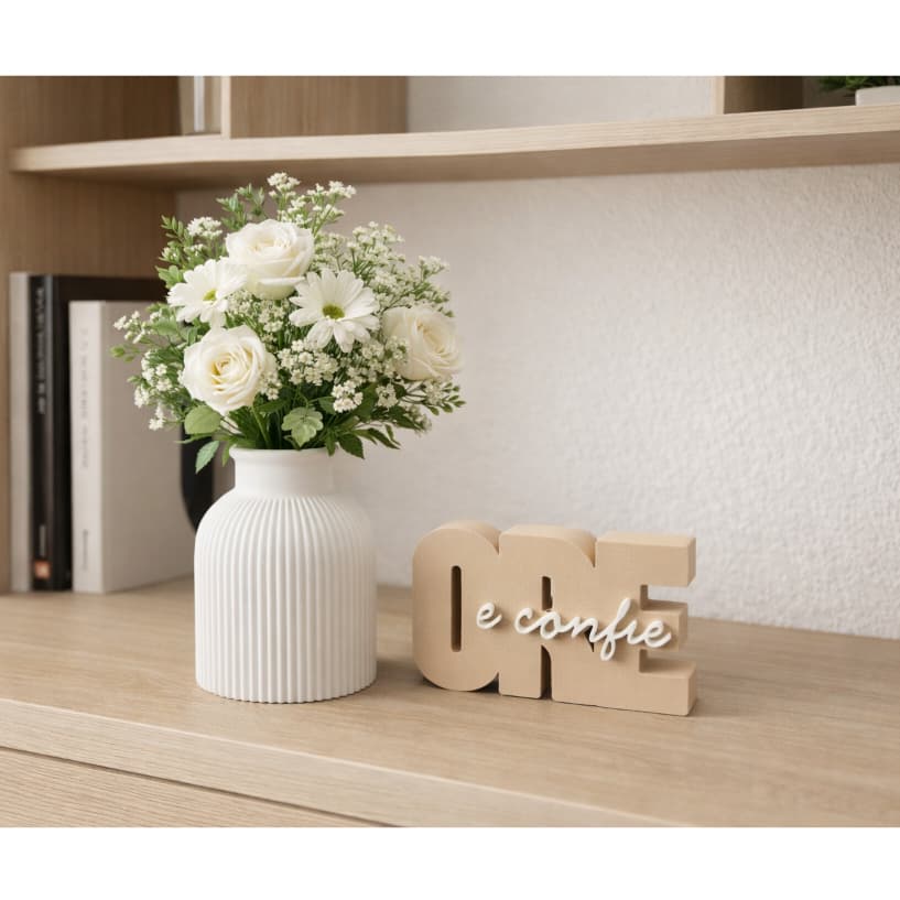 Kit Decorativo Vaso Branco + Enfeite Letreiro “Ore e Confie” – Decoração Religiosa para Sala, Quarto, Estante, Mesa