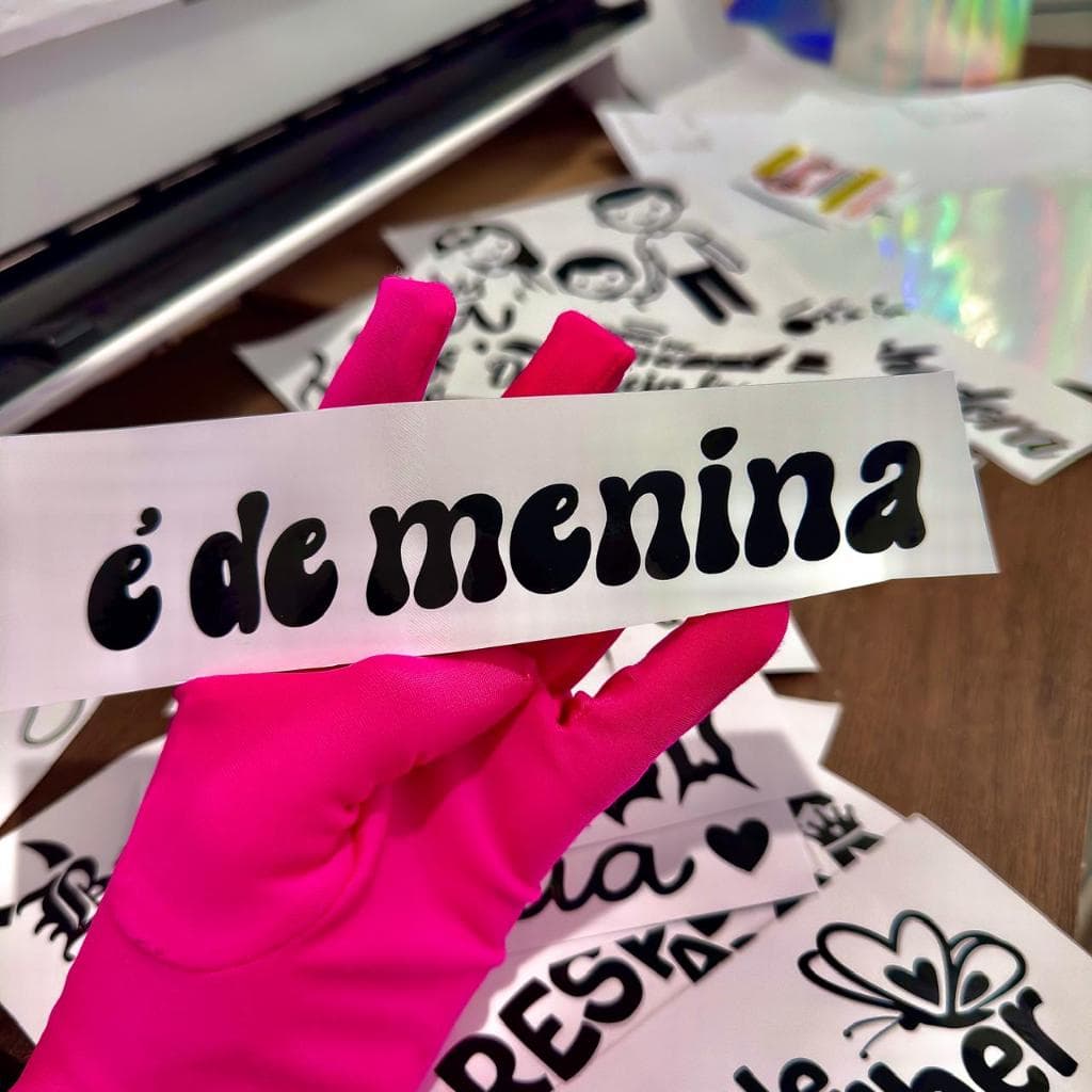 17x2,7cm - Adesivo - é de menina - fundo vazado