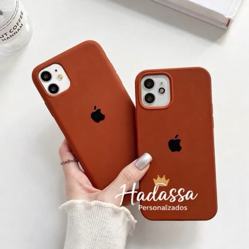 Case Capinha de Silicone Aveludada Premium Cor Marrom para iPhone /11/12/13/14/15 ao 16 PRO MAX