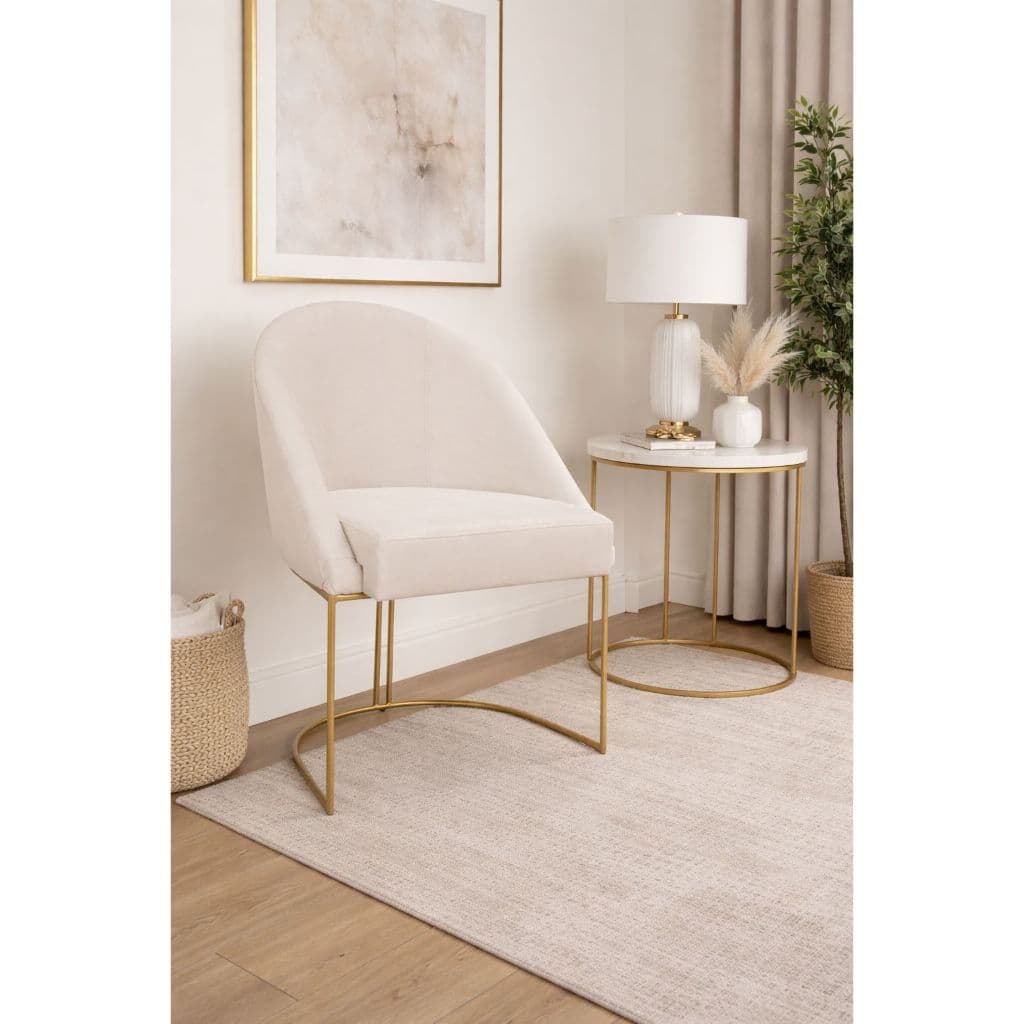 poltrona Lual Estofada Com Base Em Ferro Dourado Veludo Bege, quarto, sala, salão.