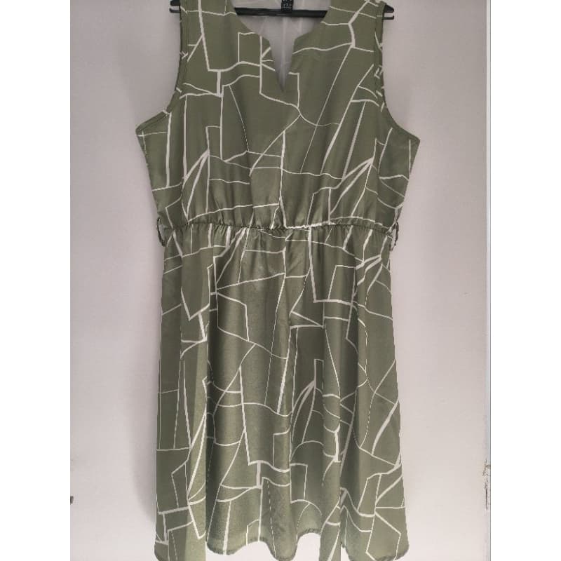 Vestido para o verão regata com faixa de cintura