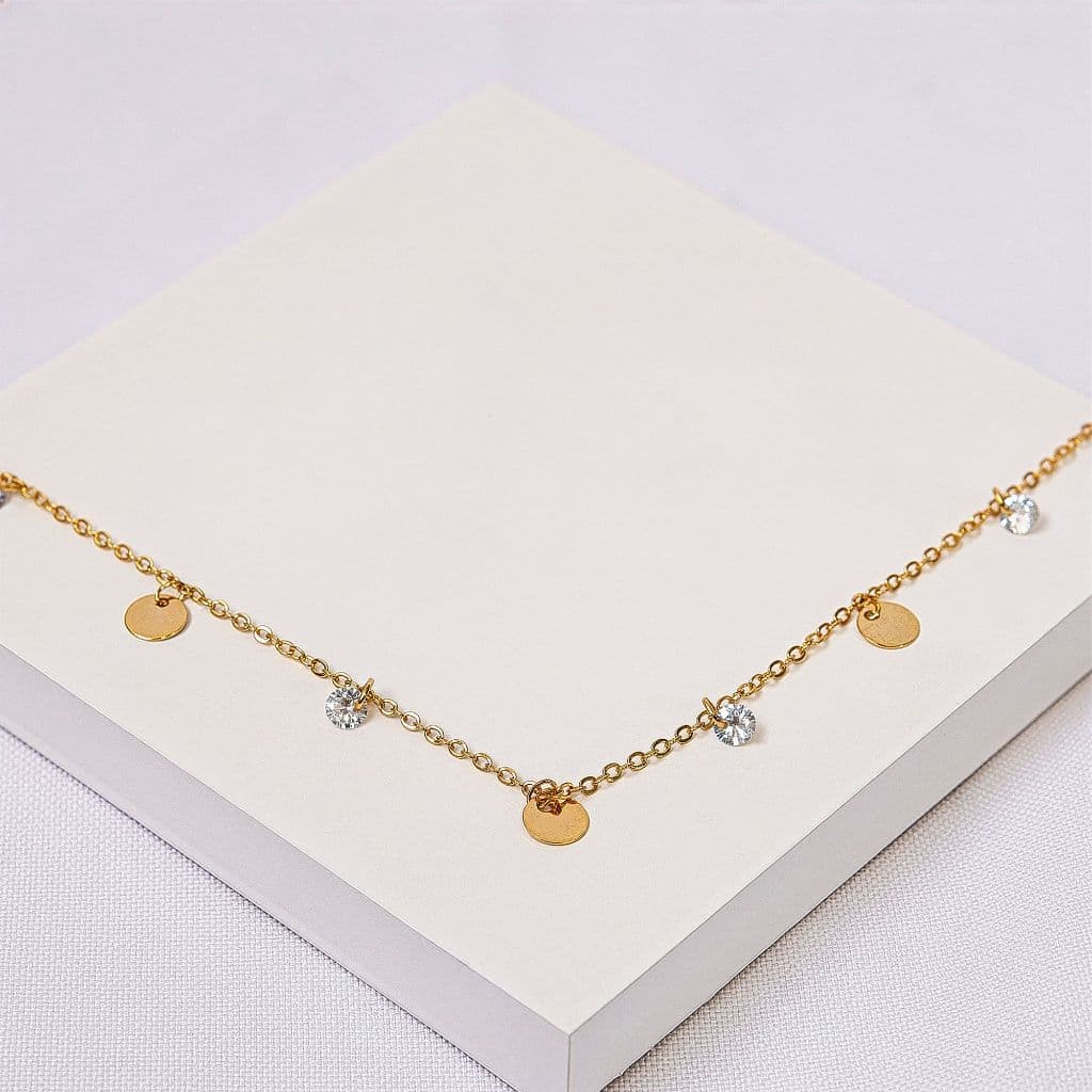 Colar Choker Folheado a Ouro com Chapinhas Redondas e Cristais