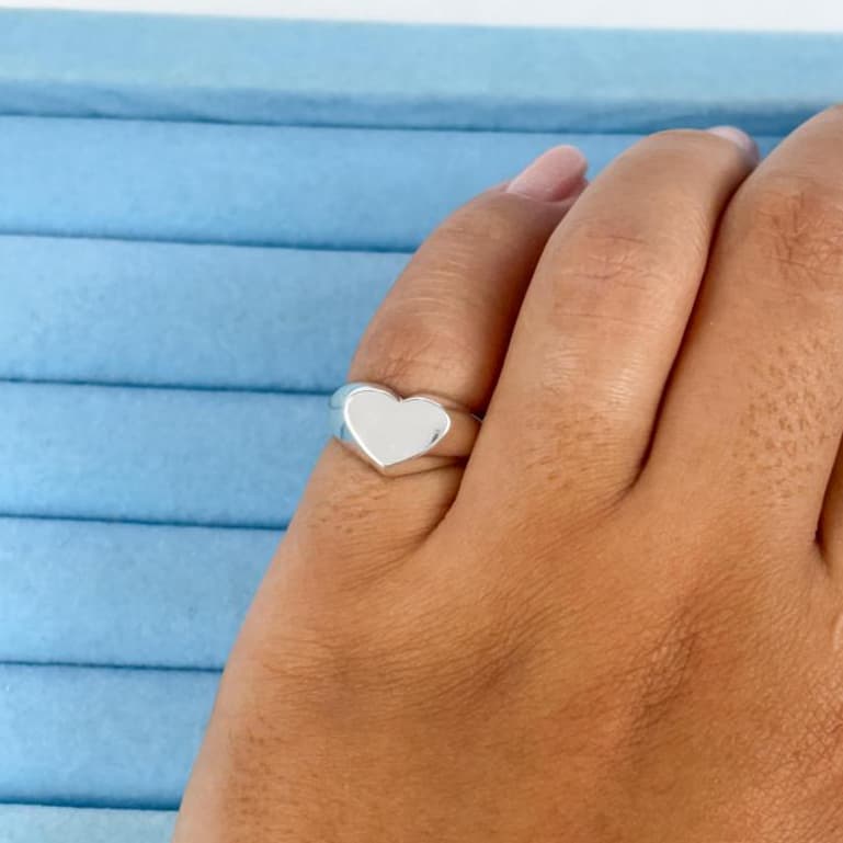 Anel Dedinho Coração Regulável - Banhado a Prata - Feminino Ajustável Delicado Minimalista Romântico