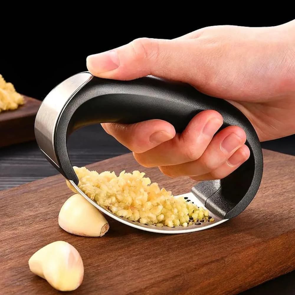 Ralador de Alho Inox Manual com Cabo Ergonômico Preto - Espremedor Triturador Amassador Prensa de Alho Prático Cozinha