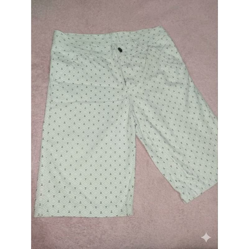 Bermuda masculina branca estampada, veste 38.