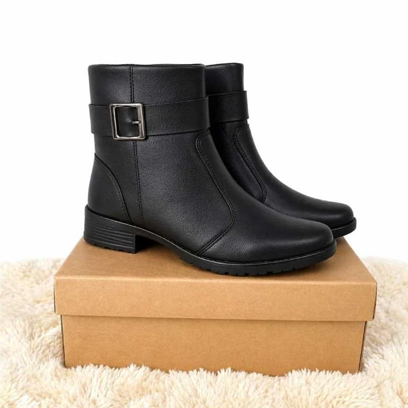 Bota Botinha Feminina Casual Cano Curto Sem Salto Moda Blogueira com Zíper Leve e Macia Couro Ecológico