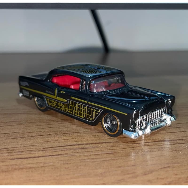 Carrinho Miniatura ‘55 Bel Air Hot Wheels - Loose - Preto com interior vermelho - Low Rider