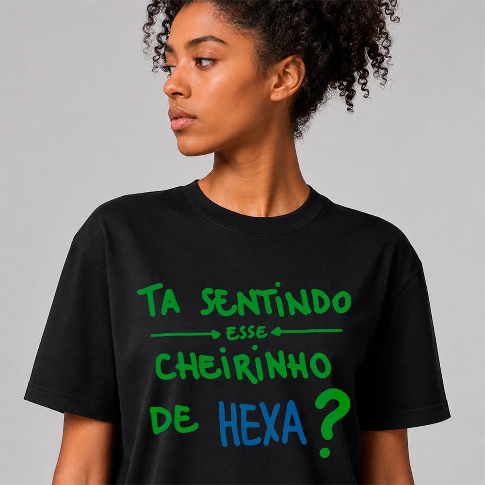 Camiseta Básica Tá Sentindo Esse Cheirinho de Hexa Estampa Torcedor 100% Algodão