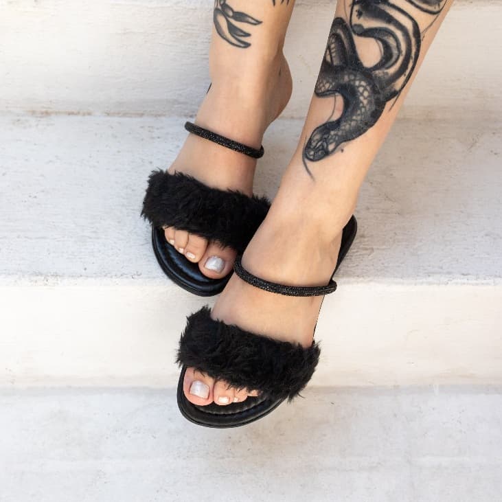 Sandália Feminina Rasteira Rasteirinha Chinelo Brilhosa Brilho Glam Strass Pelucia Confortável