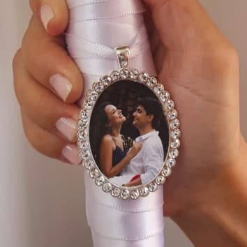 Relicário Buquê de flores de noiva casamento cor prata - COM FOTO