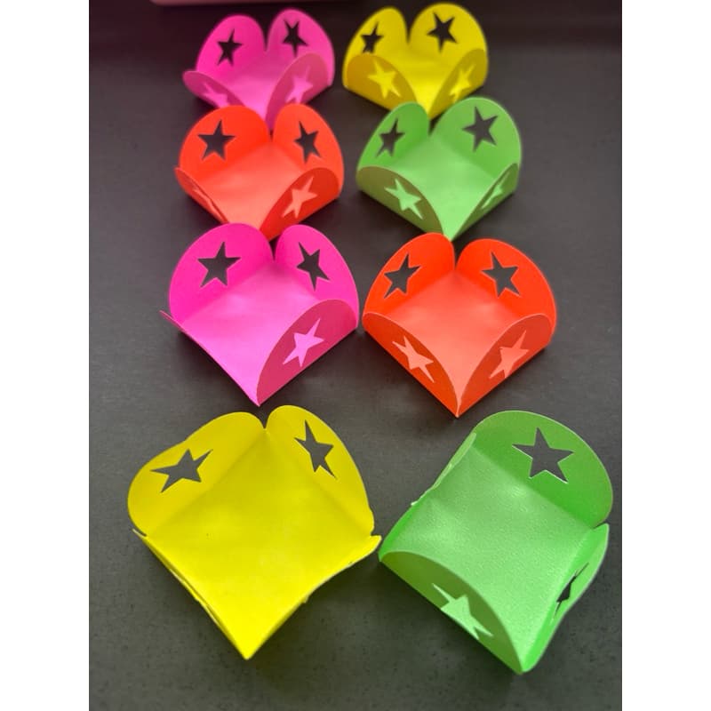 50 Forminhas Vazadas Estrelas + 50 Mini Estrelas de Papel – Decoração para Festa Neon
