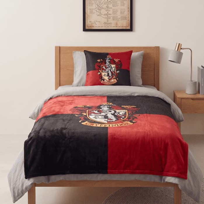 Kit Manta E Almofada Casas Hogwarts Quarto Bruxo Gryffindor Grifinória Colecionavel
