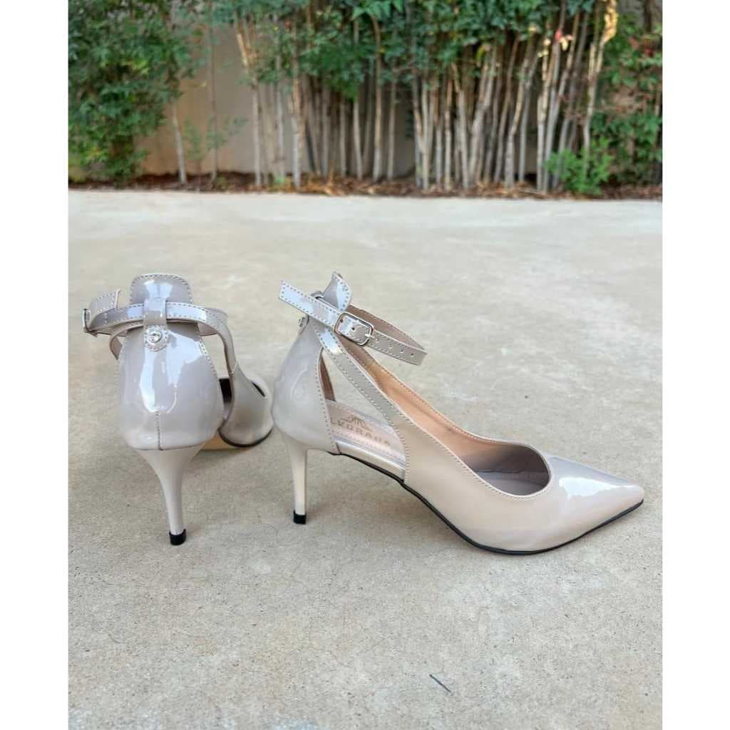 SCARPIN VERNIZ AVEIA COM FIVELA E ESTRAS BICO FINO SALTO 7 CM CONFORTAVEL ELEGANTE MODA FEMININA
