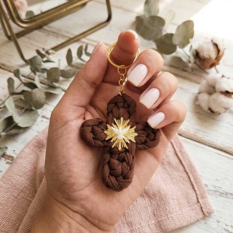 Chaveiro de Cruz em crochê/ Lembrancinha religiosa/ Crisma/ Primeira Comunhão/ Eucaristia/ Batismo
