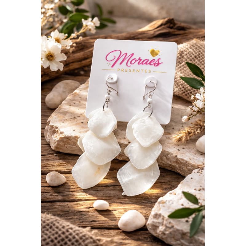 Brinco feminino em escama de peixe, leve e elegante. Perfeito para looks modernos e sofisticados.