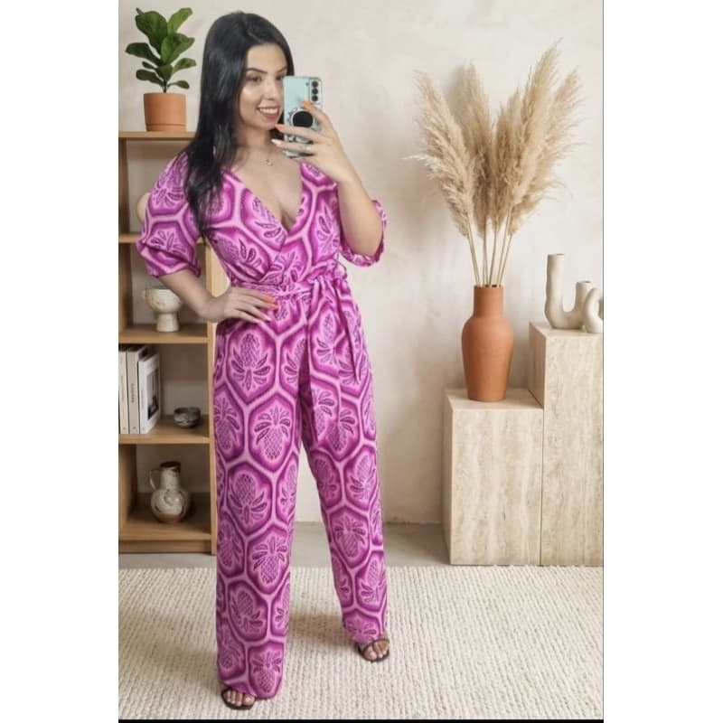 Macacão feminino estampado com detalhes em brilho , bojo e amarração lateral. Elegante e confortável.