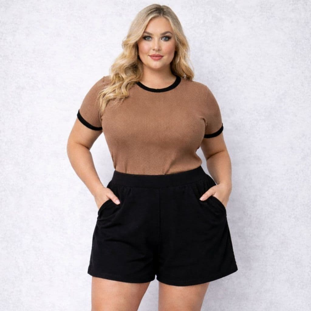 Conjunto Feminino Plus Size de Blusa e Short. Conjunto Plus Size Feminino de Short e Blusa de Manga Curta.