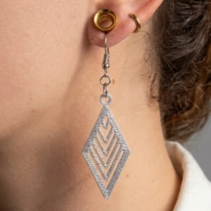 Brinco Minimalista Chevron em Camadas – Elegância e Modernidade Silver