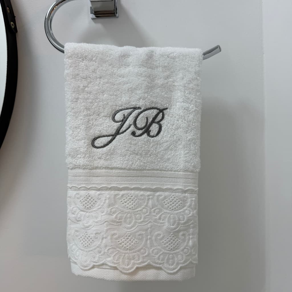 Toalha em Algodão Egípcio e Renda com Bordado de Letras Personalizadas Tamanho Lavabo, Rosto ou Banho Presente