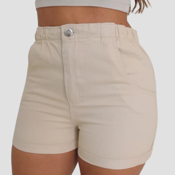 Short Jeans Feminino Elástico Cós Bege Cintura Alta Barra Italiana Design Atemporal Casual Versatil