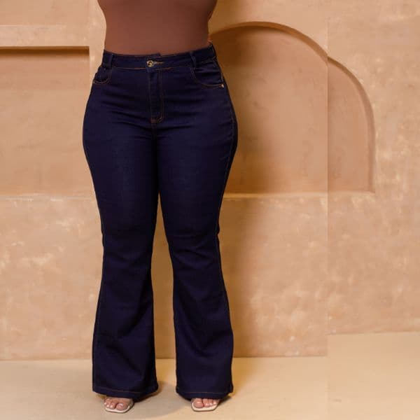 Calça Jeans Premium Plus Size Feminina Flare Escura com Lycra Design Elegante Modeladora