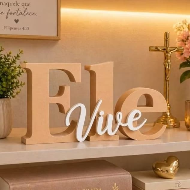 Enfeite Decorativo Ele Vive  Bege Claro – Decoração Religiosa Moderna para Mesa e Sala