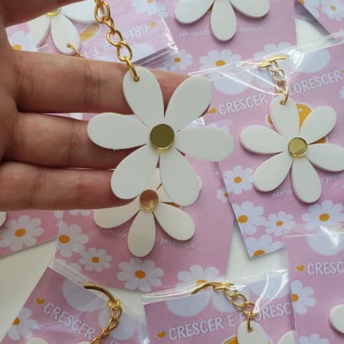 CHAVEIRO LEMBRANCINHA FLOR MARGARIDA  ACRÍLICO COM CARTÃO PERSONALIZADO