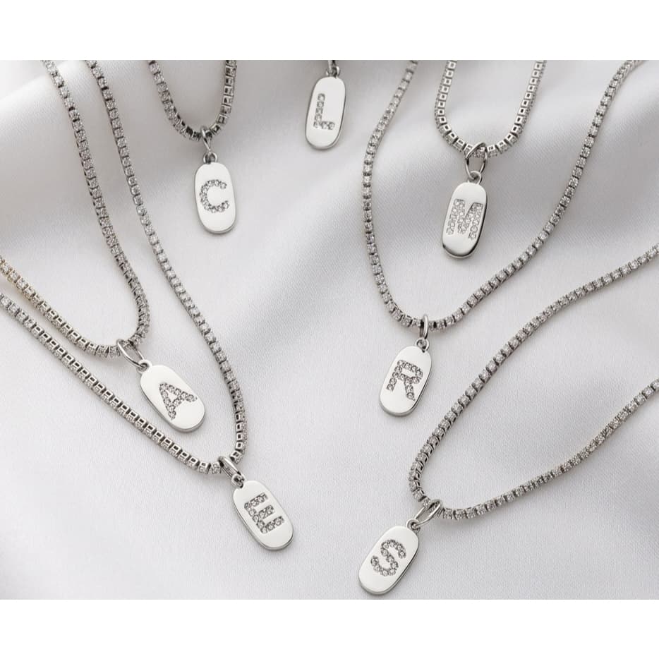 Colar Feminino Riviera com Pingente Personalizado com Letra Inicial Plaquinha Semijoia Banhada Prata 925 e Ouro