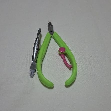 Alicate Para Tirar Cutículas Com Uma Pinça na Mesma Embagem